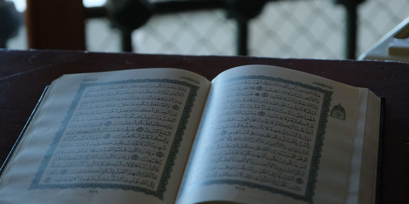 Mushaf Al-Quran di atas meja